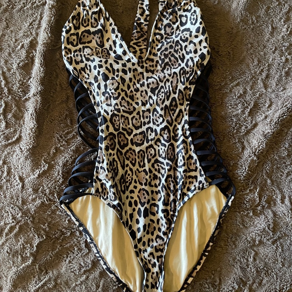 Kenneth Cole brand leopard print swimsuit, size medium (6/7)